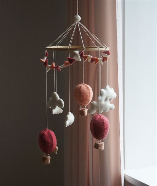 Girlande Heißluftballons und Wolken Coral